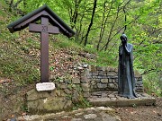 25 Risalendo la Via Crucis 'Gesu muore in croce'